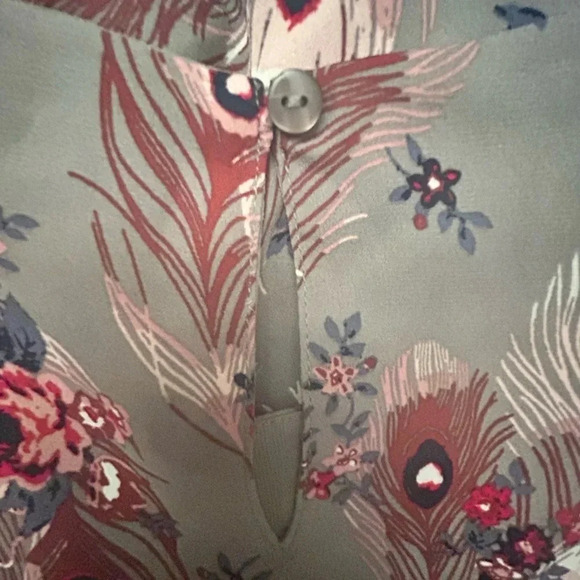 LOFT Gray, floral, peacock feather, layered
Sleeveless Blouse Size: MP NWOT - Picture 6 of 9
